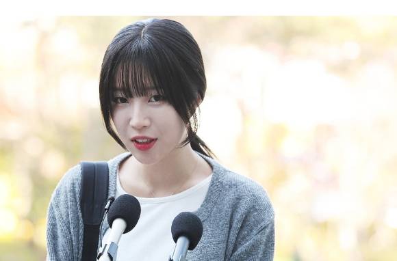 1천만명이 넘는 구독자를 보유한 유튜버 쯔양(본명 박정원)이 지난해 11월 15일 오후 경기도 수원시 영통구 수원지방법원에서 열린 자신에 대한 공갈 등 혐의로 구속기소된 구제역(본명 이준희) 재판에 증인으로 출석하며 취재진 질문에 답하고 있다. [사진=연합뉴스]