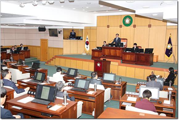 박일 의장이 임시회 개회를 선언하고 있다. [사진=정읍시의회 ]