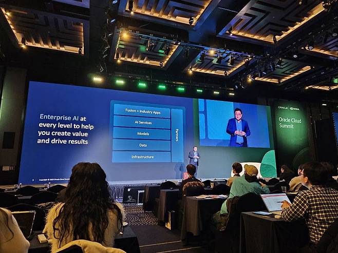 환영사를 전하는 김성하 한국오라클 대표 / 출처=IT동아