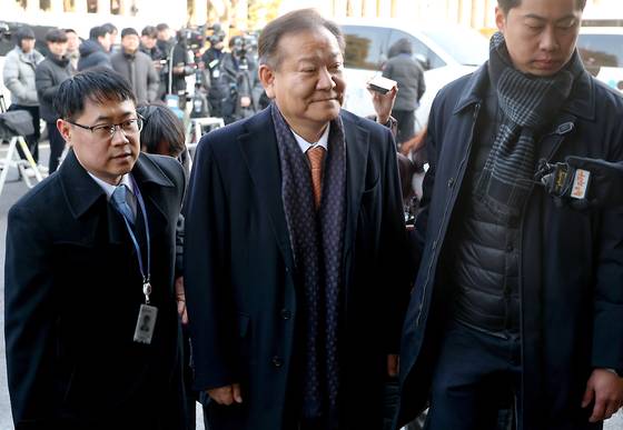 이상민 전 행정안전부 장관이 11일 서울 종로구 헌법재판소에서 열린 윤석열 대통령 탄핵심판 7차 변론에 출석하기 위해 심판정으로 향하고 있다. 연합뉴스