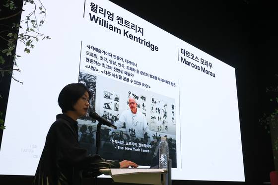 박선희 GS문화재단 대표가 11일 서울 강남구 GS타워에서 열린 'GS아트센터 개관 및 개관 페스티벌' 기자간담회에서 개관 계획을 발표하고 있다. 'GS아트센터'는 22년간 (구)LG아트센터 역삼으로 운영하다 마곡 이전으로 비어있던 GS타워 내 공연장으로 새롭게 단장하여 오는 4월 개관 예정이다. 연합뉴스