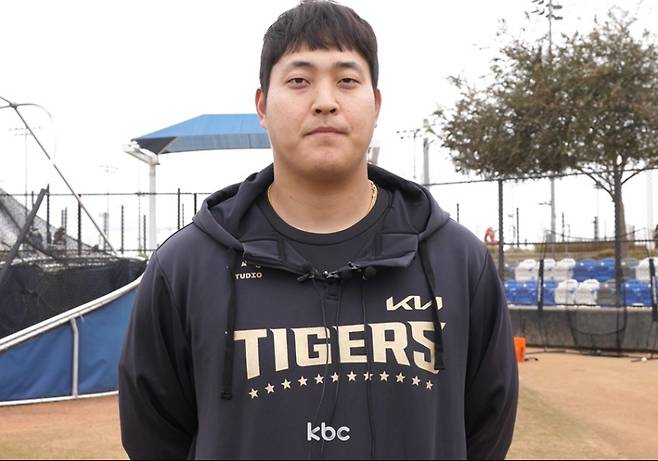 ▲ KIA 타이거즈 조상우가 스프링캠프가 열리고 있는 미국 캘리포니아주 어바인 그레이트파크 베이스볼 컴플렉스에서 KBC 취재진과 인터뷰를 하고 있다