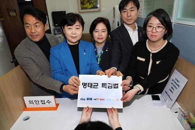 ▲ 야6당 의원들이 11일 서울 여의도 국회 의안과에 명태균 특검법을 접수하고 있다 [연합뉴스]