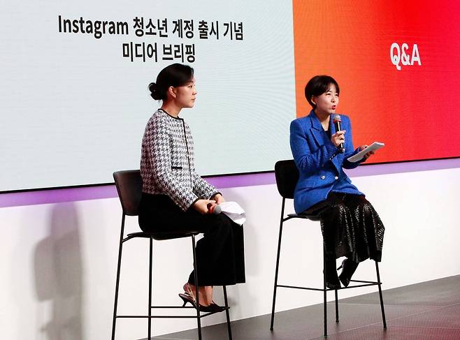 이슬기 메타코리아 대외정책 이사(왼쪽)와 정다정 인스타그램 홍보 총괄이 11일 오전 서울 강남구 센터필드에서 진행된 미디어 브리핑에서 청소년 계정을 설명한 후 질의응답에 답하고 있다. 사진=인스타그램