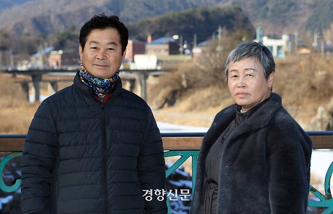 강원 양구 방산면 금악리 박금순 이장(오른쪽)과 정흥섭 총무가 지난달 23일 방산면사무소 인근의 수입천 다리 위에서 대화를 나누고 있다. 양구 | 서성일 선임기자