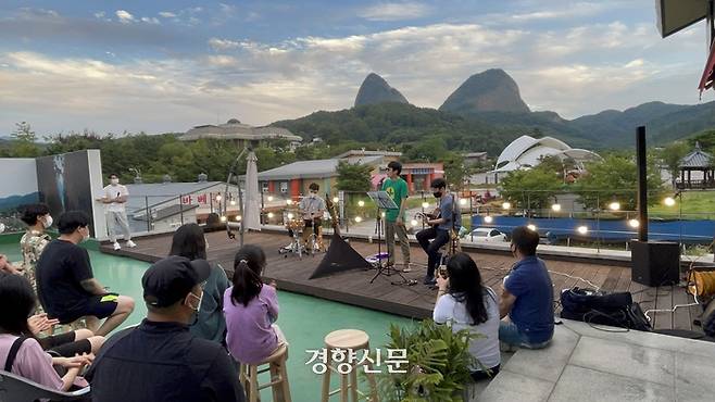 전북 진안의 청년협의체 회원과 주민들이 2021년 7월23일 마이산이 보이는 진안 사회적경제 공유센터에서 열린 ‘고민비어’ 행사에 참여하고 있다. 이 행사는 맥주 한 잔 마시며 고민을 잠시 잊자는 취지로 협의체 회원들이 기획했다. 진안군청년협의체 제공