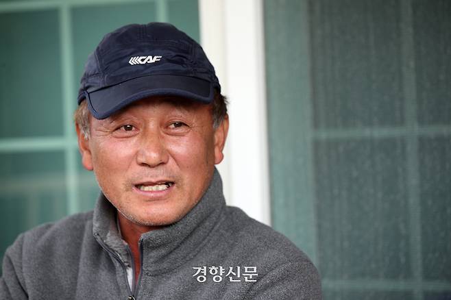 콩과 메밀을 재배하는 조영재 전국농민회총연맹 제주도연뱅 부의장이 지난해 12월6일 서귀포시 안덕면 자택에서 경향신문과 인터뷰를 하고 있다.  권도현 기자