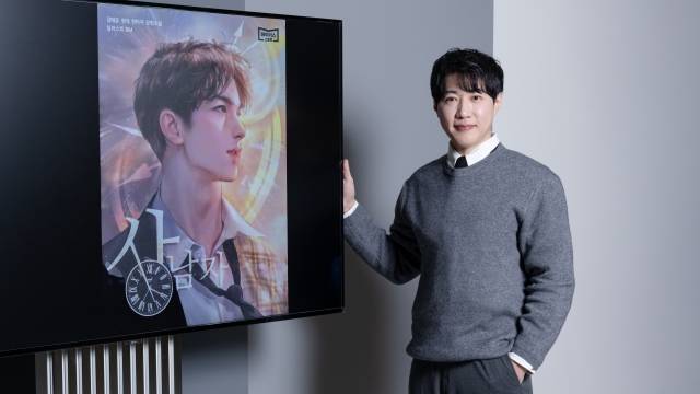 인기 웹소설 '상남자'를 집필한 김태궁 LG디스플레이 책임연구원이 4일 서울 강서구 마곡동 LG사이언스파크에서 사진 촬영을 하고 있다. LG디스플레이 제공.