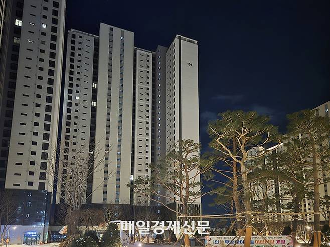지난 7일 경기도 안성시의 한 아파트 단지. 지난달 31일 입주를 시작했지만 저녁 시간 절반 이상의 가구에 불이 꺼져있다. [박재영 기자]