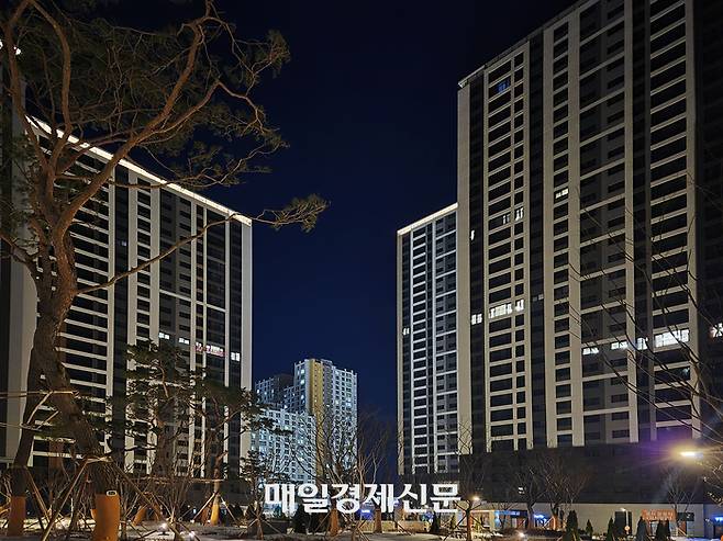 지난 7일 경기도 안성시의 한 아파트 단지. 지난달 31일 입주를 시작했지만 저녁 시간 절반 이상의 가구에 불이 꺼져있다. [박재영 기자]