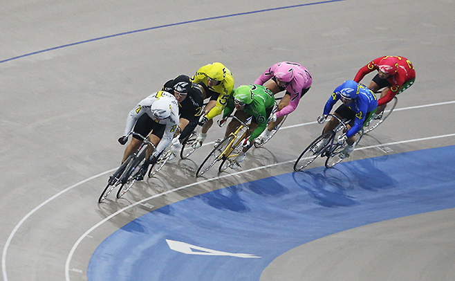광명스피돔에서 우수급 선수들이 경주를 펼치고 있다. 사진=서울올림픽기념국민체육진흥공단 경륜경정총괄본부 제공