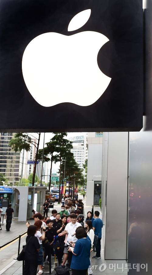 애플의 첫 인공지능(AI) 스마트폰 '아이폰16 시리즈 출시 당일 서울 한 애플 매장에서 시민들이 구매를 위해 길게 줄지어 서 있다./머니S