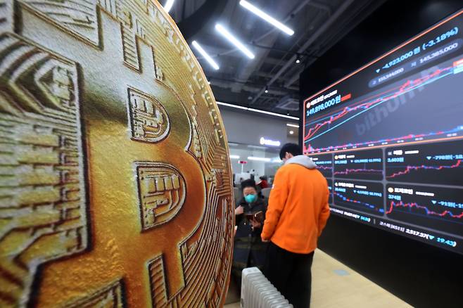 지난 3일 서울 서초구 빗썸 라운지 강남점 전광판에 비트코인 시세가 표시되고 있다. /사진=뉴시스