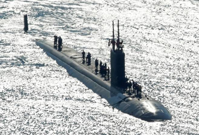 미국 해군 로스엔젤레스급 핵추진 잠수함 '알렉산드리아함'(SSN 757·6900톤급)이 10일 오전 부산 남구 해군작전사령부 부산작전기지에 입항하고 있다. 1991년 취역한 알렉산드리아함은 길이 110m, 폭 10m 규모이며 군수 적재와 승조원 휴식을 위해 이날 부산에 입항했다. 알렉산드리아함이 국내에 입항한 것은 이번이 처음이다. / 사진=뉴스1
