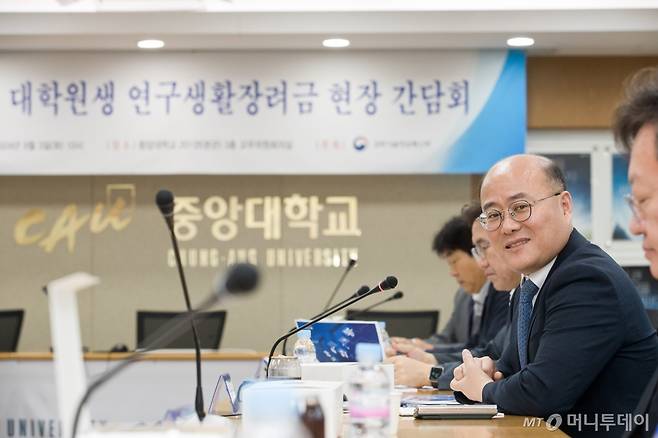 이창윤 과학기술정보통신부 제1차관이 지난해 9월 서울 동작구 중앙대학교에서 열린 '이공계 대학원생 연구생활장려금 현장간담회' 에서 인사말을 하고 있다./사진=뉴시스