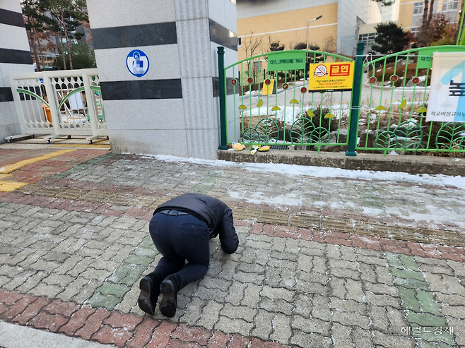 대전의 한 초등학교에서 교사가 학생을 흉기로 찔러 살해하는 사건이 발생했다. 해당 초등학교 앞에서 인근에 거주하는 주민이 추모를 위한 절을 하는 모습. 이영기 기자