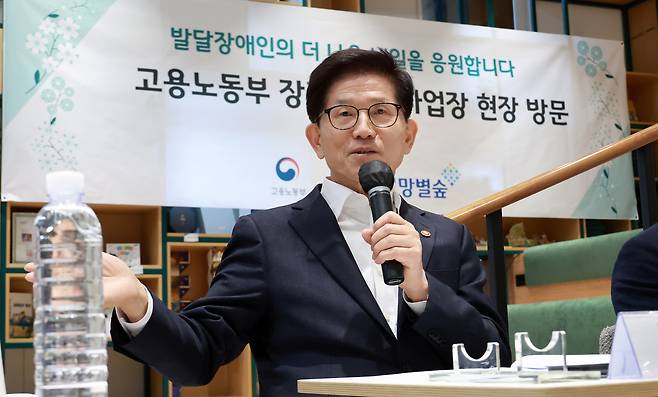 김문수 고용노동부 장관이 11일 경기 용인시 희망별숲에서 열린 현장 간담회에서 발언하고 있다. [고용노동부 제공]