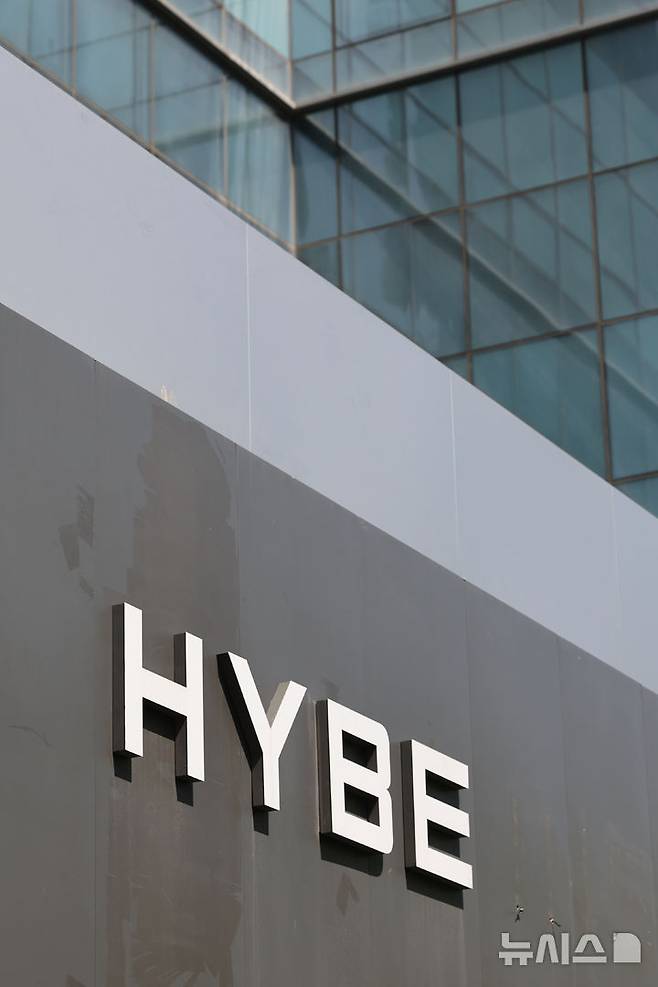 [서울=뉴시스] 김금보 기자 = 기획사 하이브와 그룹 '뉴진스' 소속 자회사 어도어의 민희진 대표가 충돌하며 논란이 일고 있다. 사진은 25일 서울 용산구 하이브 사옥. 2024.04.25. kgb@newsis.com