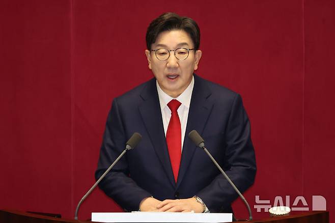 [서울=뉴시스] 권창회 기자 = 권성동 국민의힘 원내대표가 11일 오전 서울 여의도 국회에서 열린 제422회 국회(임시회) 제3차 본회의에서 교섭단체 대표연설을 하고 있다. 2025.02.11. kch0523@newsis.com