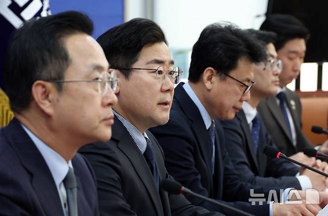 [서울=뉴시스] 고승민 기자 = 박찬대 더불어민주당 원내대표가 11일 서울 여의도 국회에서 열린 원내대책회의에서 발언하고 있다. 2025.02.11. kkssmm99@newsis.com