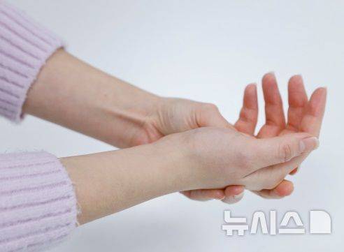 [서울=뉴시스]입춘 한파가 이어지고 있는 가운데 손발 저림 증상으로 병원을 찾는 환자들이 증가하고 있다. 손발 저림 증상이 지속되면 말초신경질환이 아닌지 의심해 볼 필요가 있다. (사진= 고려대구로병원 제공) 2025.02.11. photo@newsis.com.