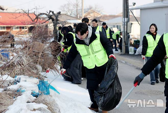 [이천=뉴시스] 김진아 기자 = 뉴시스 자원봉사단, 시몬스 임직원, 신갈1,2리  마을주민 등이 11일 경기 이천 신갈1,2리  일대에서 플로깅(Plogging·조깅을 하면서 쓰레기를 줍는 활동) 봉사활동을 하고 있다.  염영남 뉴시스 대표이사와 임직원들로 이루어진 뉴시스 자원봉사단은 이날 시몬스의 '플로깅' 봉사활동을 함께했다. 시몬스는 ESG(환경·사회·지배구조) 경영의 일환으로 2023년부터 플로깅을 진행해왔으며, 농특산물 직거래 장터 '파머스 마켓 운영'과 이천 수해 농가 지원 등 지역사회와의 상생을 위한 다양한 활동을 이어오고 있다. 2025.02.11. bluesoda@newsis.com