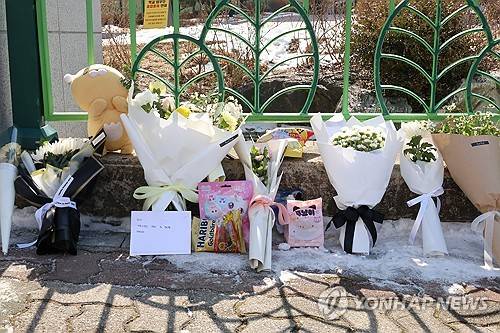 학교에 모여든 추모 물결 (대전=연합뉴스) 강수환 기자 = 11일 오전, 초등생 1학년 여아가 살해당한 대전 서구 한 초등학교에 시민들이 두고 간 편지와 꽃, 과자, 인형 등이 놓여있다. 2025.2.11 swan@yna.co.kr
