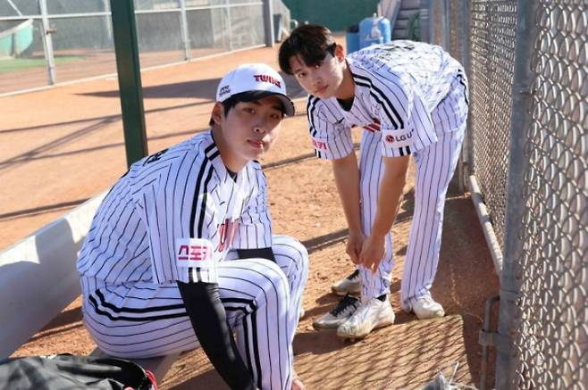 왼쪽부터 LG 신인 추세현과 김영우. LG 트윈스 제공