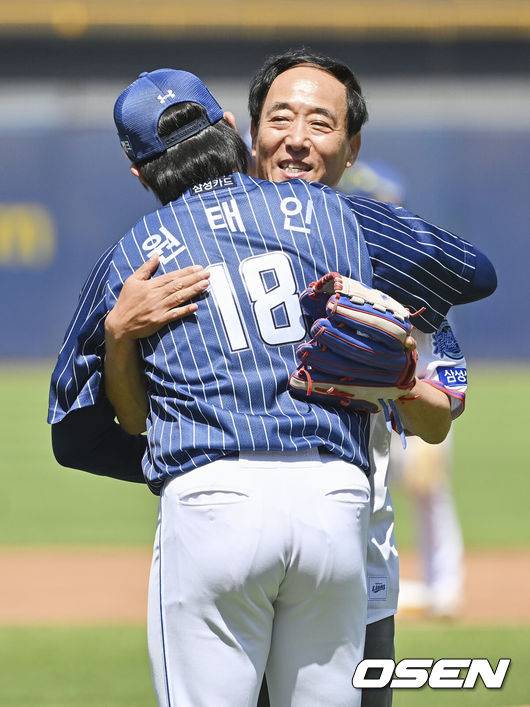 [OSEN=대구, 이석우 기자] 15일 대구 삼성라이온즈파크에서 ‘2022 신한은행 SOL KBO리그’ 삼성 라이온즈와 두산 베어스의 경기가 열렸다. 스승의 날을 맞아 삼성 라이온즈 원태인이 시구자로 초청된 부친 원민구 전 협성경복중 야구 감독과 감사의 포옹을 하고 있다. 2022.05.15 / foto0307@osen.co.kr