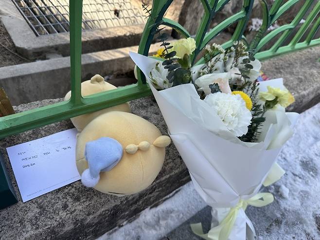 11일 오전&nbsp;초등생 1학년 여아가 살해당한 대전 서구 한 초등학교에 시민들이 두고 간 편지와 국화꽃이 놓여 있다. 강은선 기자