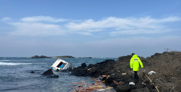 지난 1일 제주시 구좌읍 토끼섬 인근 해상에서 어선 2척이 좌초돼 잔해들이 바다에 둥둥떠다니고 있다. 제주지방해양경찰청 제공