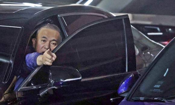 김건희 여사 공천 개입 의혹과 미래한국연구소 불법 여론조사 의혹 등 사건의 핵심 인물인 명태균씨가 지난해 11월 7일 오후 경남 창원시 자택 주차장에서 취재진에게 손짓하고 있다. 2024.11.7 연합뉴스