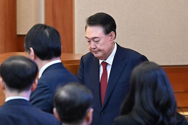 윤석열 대통령이 11일 서울 종로구 헌법재판소에서 열린 '윤석열 대통령 탄핵심판 7차 변론'에 출석하고 있다.&nbsp; ⓒ사진 공동취재단