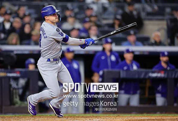 ▲ 오랜 기간 다저스의 슈퍼 유틸리티로 활약한 선수이자 팬들에게 큰 사랑을 받은 엔리케 에르난데스가 다저스와 1년 계약을 함에 따라 다저스의 개막 26인 로스터 야수 경쟁은 더 치열해졌다.