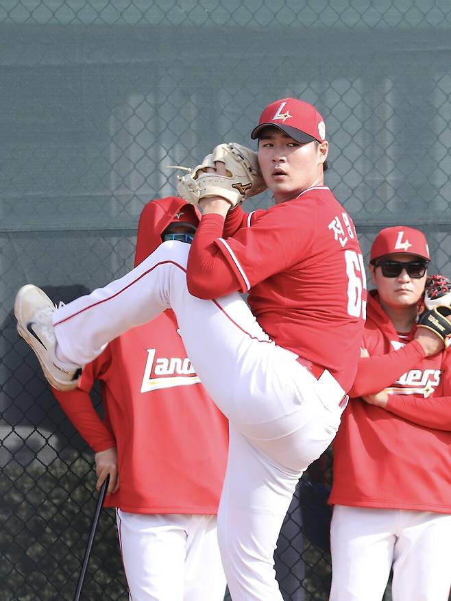 ▲ 상무 전역 후 팀의 1차 스프링캠프에 깜짝 합류한 전영준은 새로운 마음가짐으로 다시 뛰고 있다 ⓒSSG랜더스