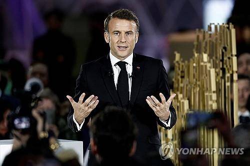 AI 국제 정상회의 1일차 마무리하는 마크롱 대통령 (파리 로이터=연합뉴스) 에마뉘엘 마크롱 프랑스 대통령이 10일(현지시간) 프랑스 파리 그랑팔레에서 열린 제3차 AI 국제정상회의 1일차를 마무리하며 연설하고 있다. 2025.02.10.