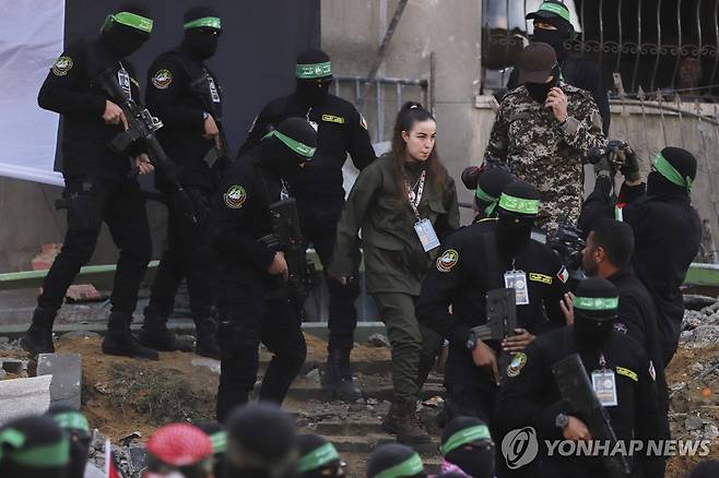 팔레스타인 무장정파 하마스 대원들이 이스라엘 인질을 에워싼 모습 [AP 연합뉴스 자료사진. 재판매 및 DB 금지]