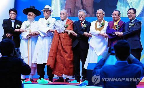 대한민국종교문화축제  (서울=연합뉴스) 김종덕 문화체육관광부 장관이 13일 오후 서울 청계광장에서 열린 '제18회 대한민국종교문화축제'에서 7대 종단 대표 및 참석자들과 화합을 다짐하는 기념 촬영을 하고 있다.
    이날 축제는 불교, 기독교, 천주교, 원불교, 유교, 천도교, 민족종교 등 대한민국 7대 종교가 참여해 각 종교의 문화를 알리고 화합의 장을 마련하기 위해 열렸다. 2014.9.13 << 문화체육관광부>>
    photo@yna.co.kr