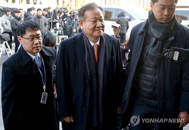 심판정 향하는 이상민 전 장관 (서울=연합뉴스) 이상민 전 행정안전부 장관이 11일 서울 종로구 헌법재판소에서 열린 윤석열 대통령 탄핵심판 7차 변론에 출석하기 위해 심판정으로 향하고 있다. 2025.2.11 [사진공동취재단] photo@yna.co.kr