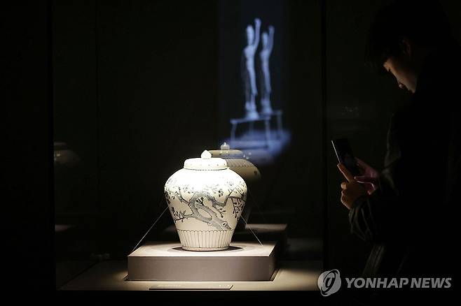 전시로 만나는 국보 (서울=연합뉴스) 강민지 기자 = 11일 서울 강남구 호림박물관 신사 분관에서 열린 '호림명보'(湖林名寶) 특별전에서 관람객이 국보 백자 청화매죽문을 살펴보고 있다. 2025.2.11 mjkang@yna.co.kr