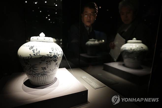 전시로 만나는 국보 (서울=연합뉴스) 강민지 기자 = 11일 서울 강남구 호림박물관 신사 분관에서 열린 '호림명보'(湖林名寶) 특별전에서 관계자가 국보 백자 청화매죽문을 설명하고 있다. 2025.2.11 mjkang@yna.co.kr