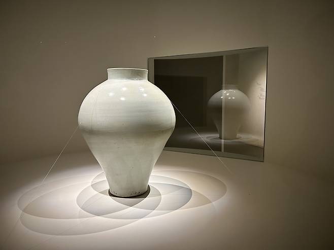 조선시대 백자 항아리      (서울=연합뉴스) 김예나 기자 = 11일 서울 강남구 호림박물관 신사 분관에서 개막한 '호림명보'(湖林名寶) 특별전에 조선시대인 18세기에 제작한 것으로 추정되는 61㎝ 높이 백자 항아리가 전시돼 있다. 2025.2.11
    yes@yna.co.kr