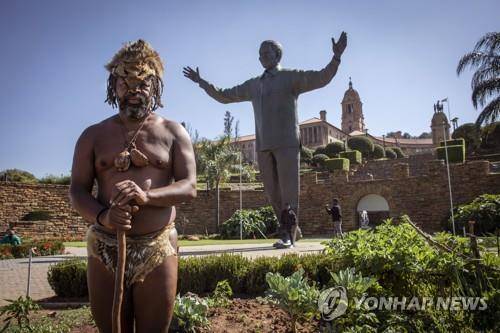 2021년 4월 남아공 프리토리아 유니언빌딩 앞에서 농성 중인 코이산족 부족장   [EPA 연합뉴스 자료사진. 재판매 및 DB 금지]