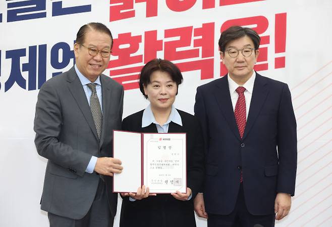 국민의힘 권영세 비상대책위원장과 권성동 원내대표가 지난달 21일 서울 여의도 국회에서 열린 ‘경제활력 민생 특별위원회’ 임명장 수여식 및 1차 전체회의에서 윤희숙 특위 위원장(가운데)에게 임명장 수여 후 기념촬영하고 있다. (사진 = 뉴시스)