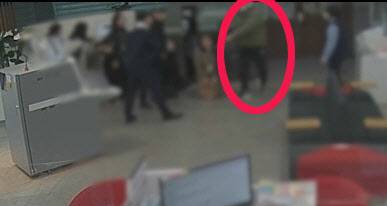 지난 10일 오전 10시 58분께 부산 기장군 한 은행에 A씨가 침입해 시민과 직원을 위협하며 강도 행각을 벌이고 있다. (사진=해당 은행 제공)