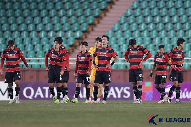 11일 가와사키와 경기에서 패한 뒤 아쉬움을 감추지 못하는 포항 선수들
