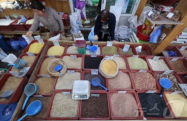 정월 대보름을 하루 앞둔 지난 11일 인천 중구 수인곡물시장을 찾은 시민들이 오곡밥을 지을 곡물을 고르고 있다. 2025.2.11/뉴스1 ⓒ News1 김도우 기자