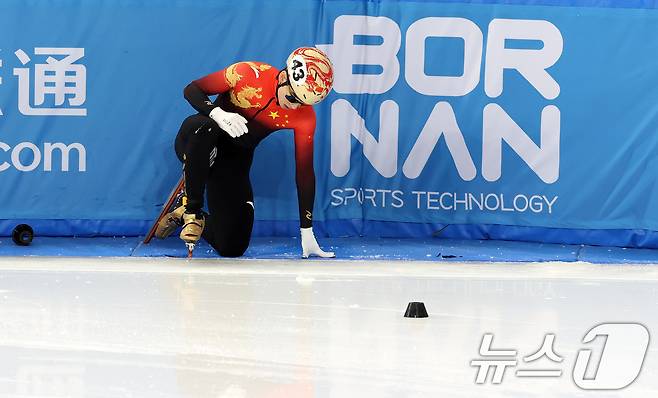 8일(현지시간) 중국 헤이룽장성 하얼빈 빙상훈련센터 다목적홀에서 열린 하얼빈 동계아시안게임 쇼트트랙 혼성 2,000m 계주 결승에서 중국 린샤오쥔이 넘어져 있다. 2025.2.8/뉴스1 ⓒ News1 이승배 기자