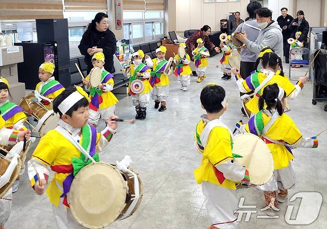 정월 대보름인 12일 경북 성주군 벽진 어린이집 어린이 풍물패가 벽진면 행정복지센터에서 지신밟기를 하고 있다. (성주군 제공. 재판매 및 DB금지) 2025.2.12/뉴스1 ⓒ News1 정우용 기자