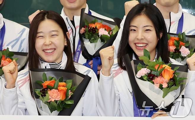 스피드스케이팅 김민선(왼쪽)과 이나현이 제9회 하얼빈 동계아시안게임 출전을 마치고 12일 오후 인천국제공항을 통해 귀국해 기념사진을 찍고 있다. 스피드스케이팅 대표팀은 이번 대회에서 금메달 3개, 은메달 5개, 동메달 4개를 수확했다. 2025.2.12/뉴스1 ⓒ News1 이동해 기자